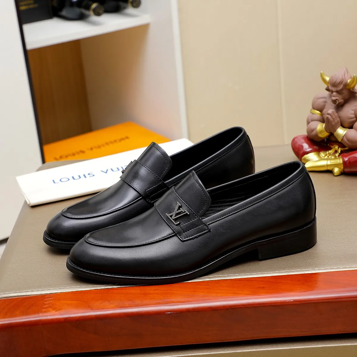 Men's Men's Shoes 💰420 💰[Louis Vuitton] LV high-end business formal leather shoes! ! Luxurious and elegant style, equal emphasis on practicality and style, professional focus on details and quality, counter original 1⃣️: 1⃣️ super accurate reproduction👍🏻! Material: The upper is made of imported original soft 🐂cowhide ➕imported first-layer sheepskin lining. Original anti-slip and wear-resistant outsole! Code number: 39--45, (38.46 custom-made) Large quantities in stock!